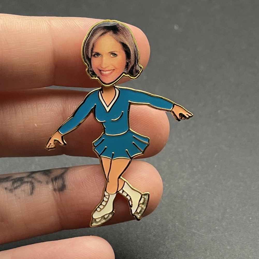 Katie Couric Today Show Olympics‎ Figure Skating Bobbing Head Lapel Hat Pin RARE